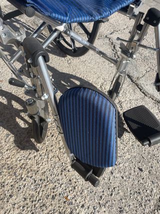 Silla de ruedas azul