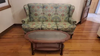 Sofá antiguo y mesa centro cristal