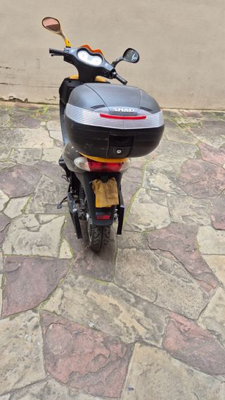 Moto Eléctrica Jonway Negra y Amarilla