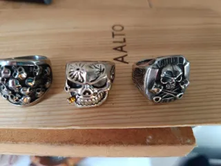 Anillos de calavera plateados