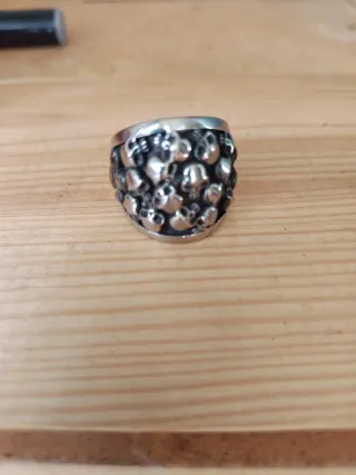 Anillos de calavera plateados