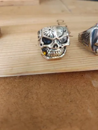 Anillos de calavera plateados