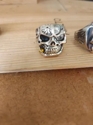 Anillos de calavera plateados