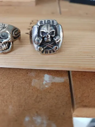 Anillos de calavera plateados