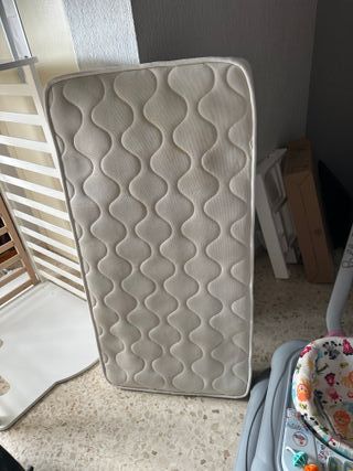 Cuna de bebé blanca con ruedas y complementos