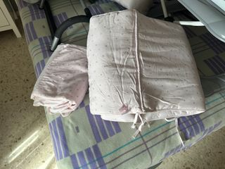 Cuna de bebé blanca con ruedas y complementos