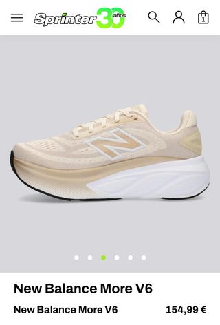 Cuna de bebé blanca con ruedas y complementos