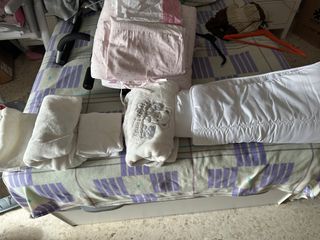 Cuna de bebé blanca con ruedas y complementos