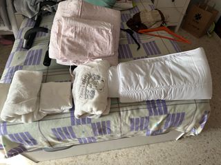 Cuna de bebé blanca con ruedas y complementos