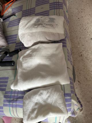 Cuna de bebé blanca con ruedas y complementos