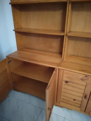 Mueble de madera con puertas y estantes
