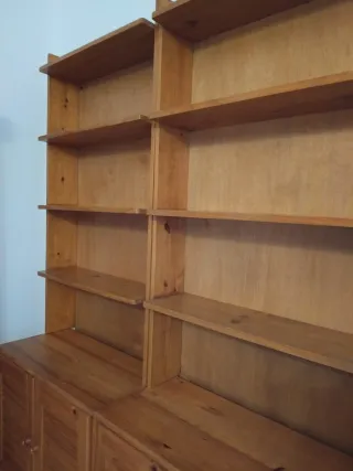 Mueble de madera con puertas y estantes