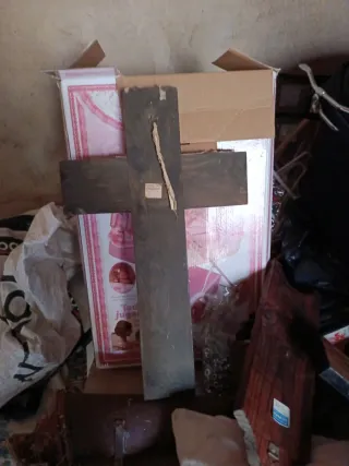 Crucifijo de madera y bronce