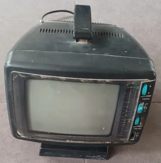 Televisor y Radio Roadstar Antiguo