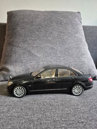 Mercedes-Benz Clase C W204 AutoArt 1:18 – Dealer