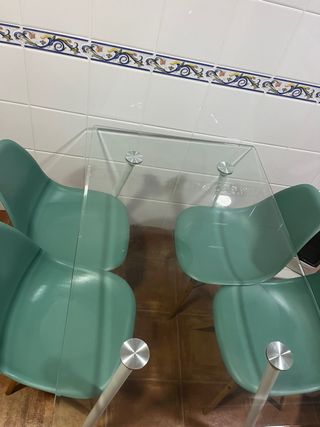 Mesa cristal y 4 sillas modernas