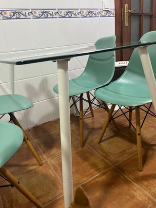 Mesa cristal y 4 sillas modernas