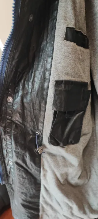 Adolfo Domínguez Abrigo Negro con gorro. Hombre