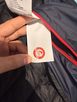 Chaqueta Hugo Boss azul con logo rojo