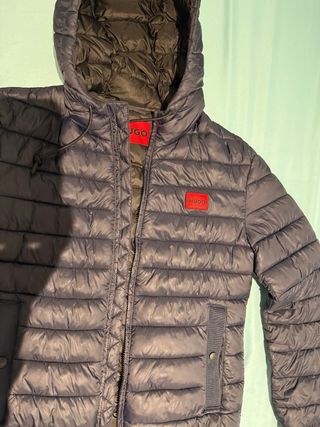 Chaqueta Hugo Boss azul con logo rojo