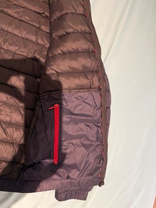 Chaqueta Hugo Boss azul con logo rojo