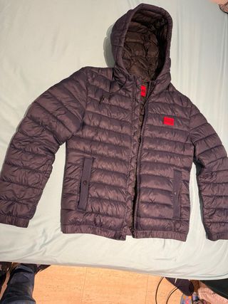 Chaqueta Hugo Boss azul con logo rojo