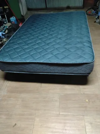 Base de cama metálica y colchón las dos cosas 50€