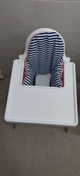 Trona de bebé blanca con cojín