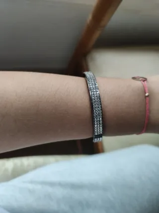 Pulsera plateada con detalles negros