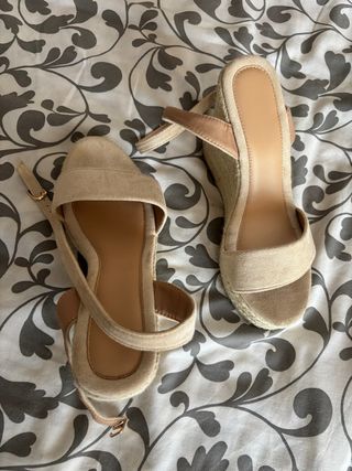 Cuñas beige con tiras