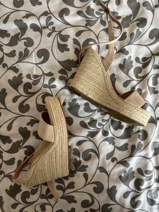 Cuñas beige con tiras