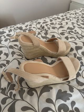 Cuñas beige con tiras