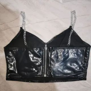 Top polipiel con cadenas