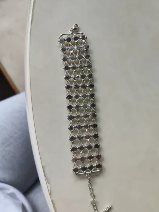 Pulsera plateada con pedrería