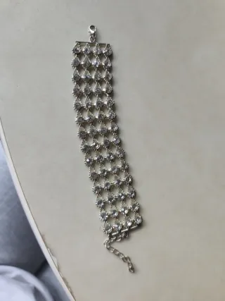 Pulsera plateada con pedrería