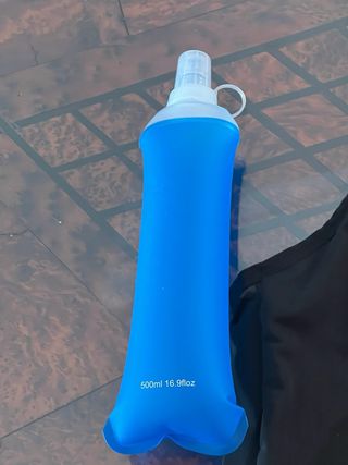 Mochila trail running y dos softflask de 500 ml ca
