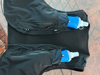 Mochila trail running y dos softflask de 500 ml ca