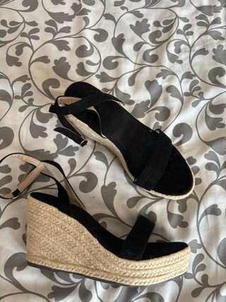 Cuñas negras y beige