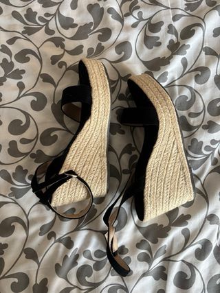 Cuñas negras y beige