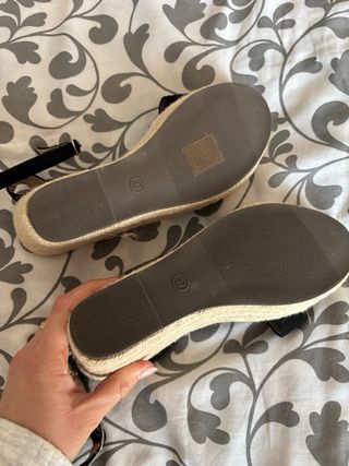 Cuñas negras y beige