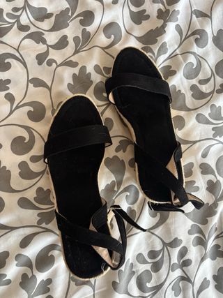 Cuñas negras y beige