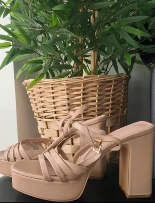 Sandalias de tacón beige con plataforma