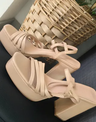 Sandalias de tacón beige con plataforma