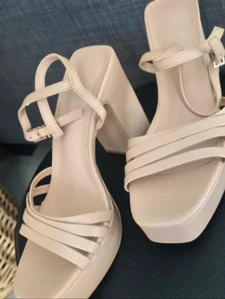 Sandalias de tacón beige con plataforma