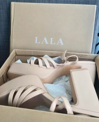 Sandalias de tacón beige con plataforma