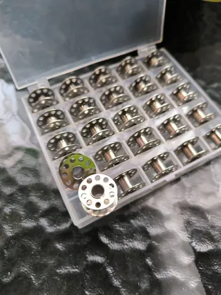 Caja para canillas de máquina de coser