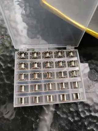 Caja para canillas de máquina de coser