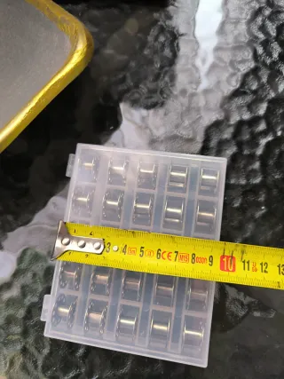 Caja para canillas de máquina de coser