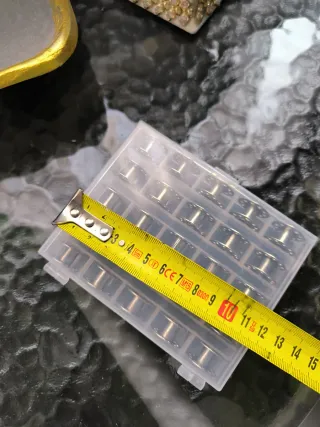 Caja para canillas de máquina de coser