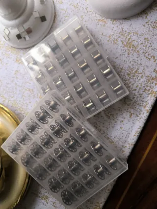 Caja para canillas de máquina de coser